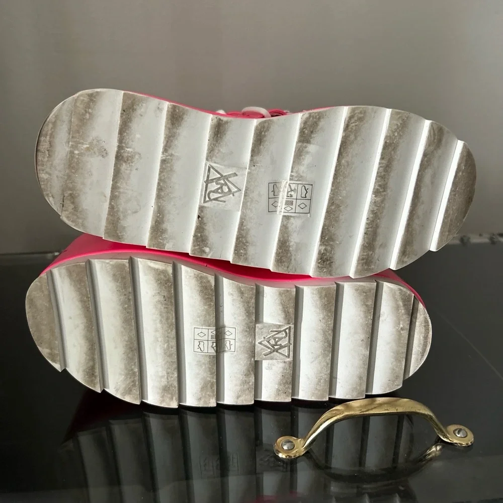 YRU Boots Womens 7 Pink Patent Leather Platform‎ Y2K Kawaii Statement Dune Heart